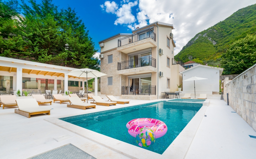 Moderna vila sa bazenom u Stolivu na samo 2 minuta hoda od plaze, iznad hotela Hyatt