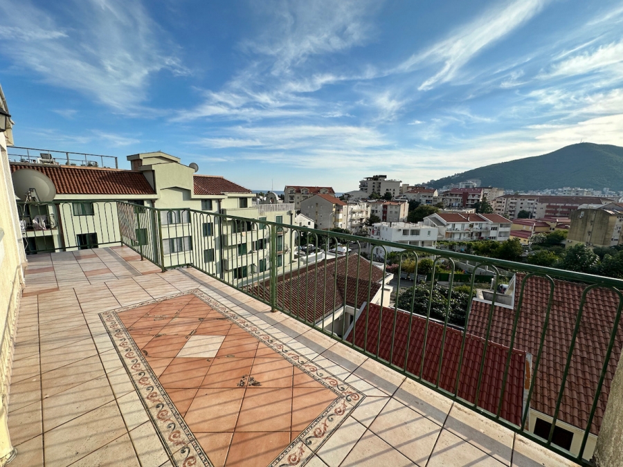 Stan na dva nivoa u naselju Podkosljun