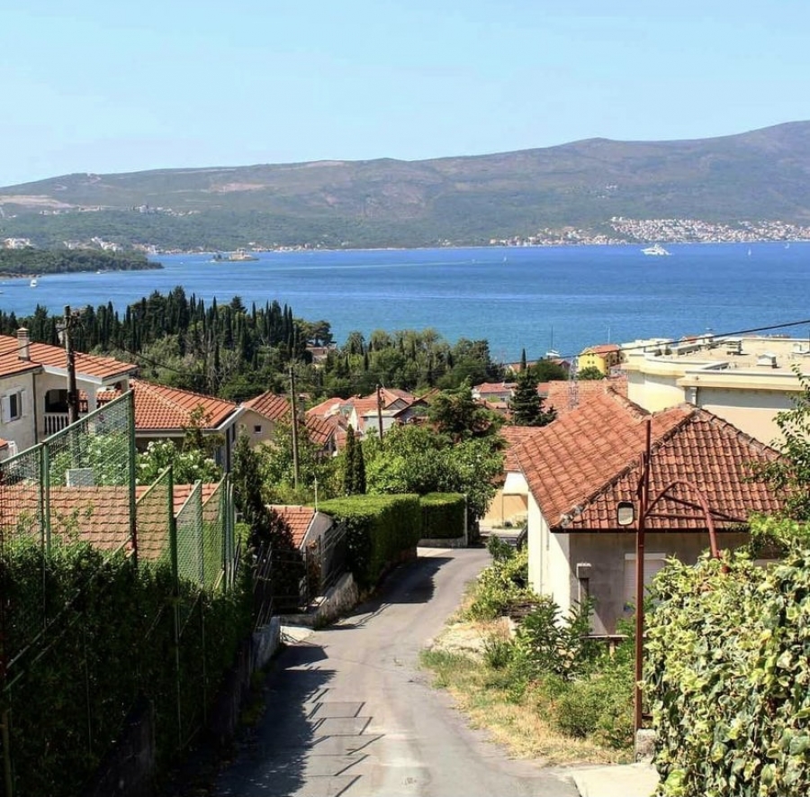 Prodaje se urbanizovan plac u Tivtu, naselje Marici