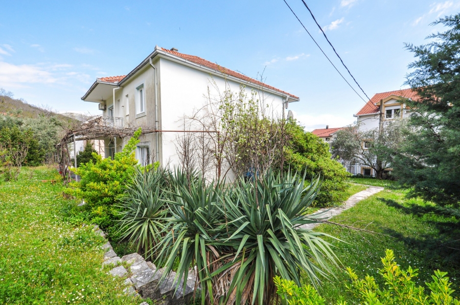 Dvospratna kuca za prodaju u Bijeloj, Herceg Novi