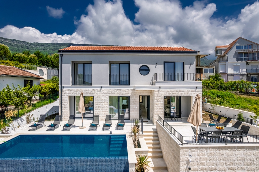 Nova, moderna vila sa fantasticnim pogledom na tivatski zaliv