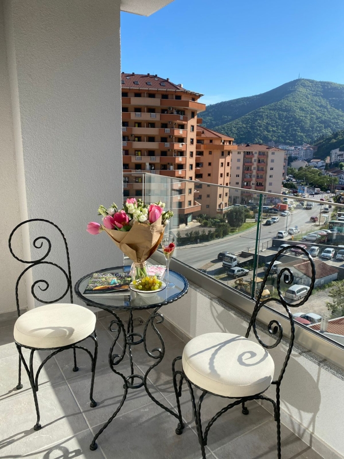 Moderno opremljen stan na jednoj od najpozeljnijih lokacija u Budvi
