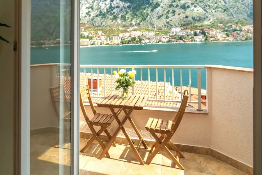 Jednosoban stan modernog dizajna sa fantasticnim pogledom na bokokotorski zaliv