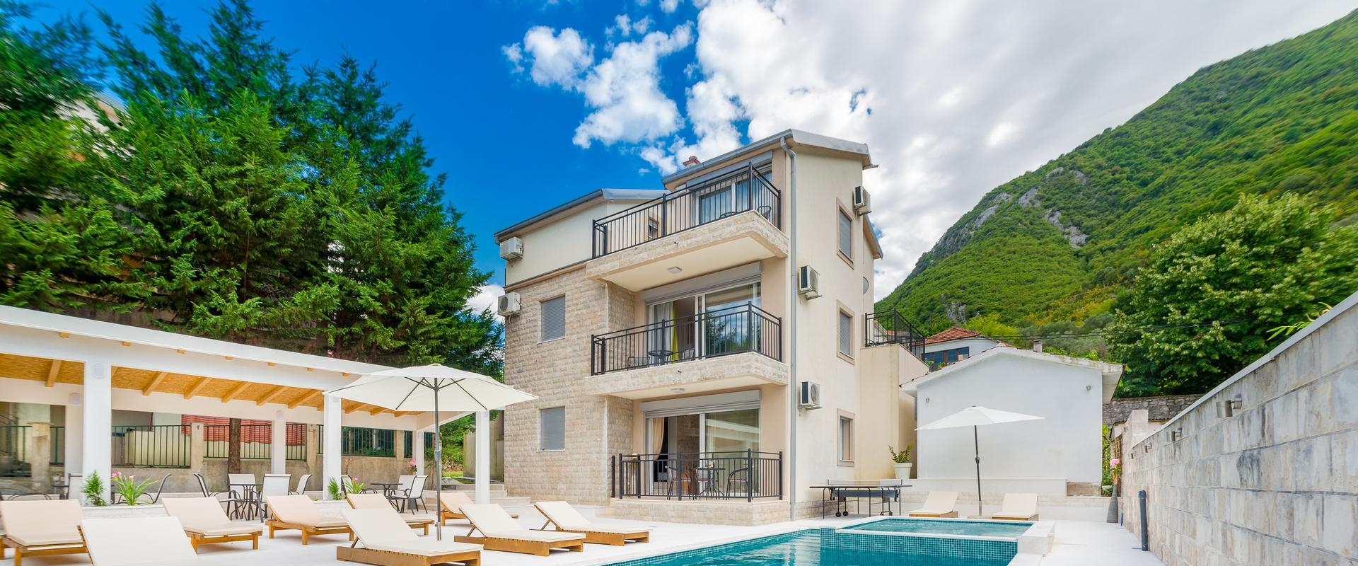 Moderna vila sa bazenom u Stolivu na samo 2 minuta hoda od plaze, iznad hotela Hyatt