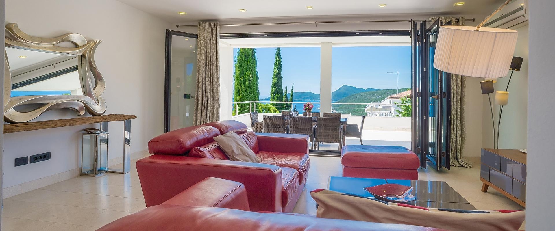 Nedavno renovirana, stilski uredjena vila sa bazenom sa pogledom na Mamulu