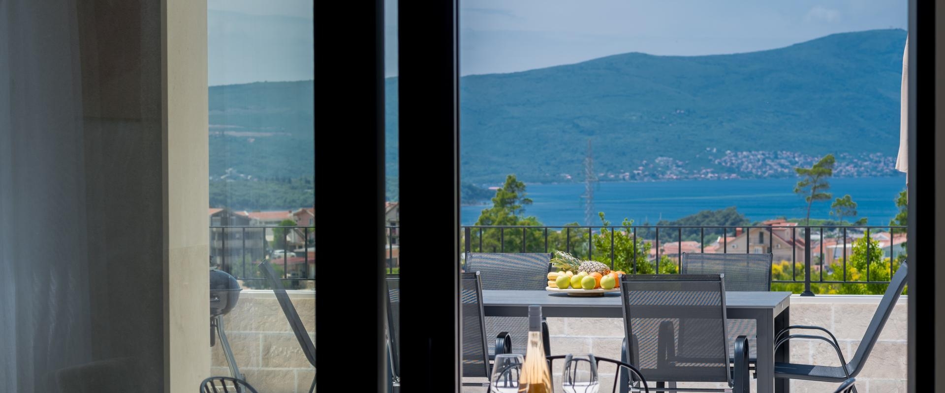 Nova, moderna vila sa fantasticnim pogledom na tivatski zaliv