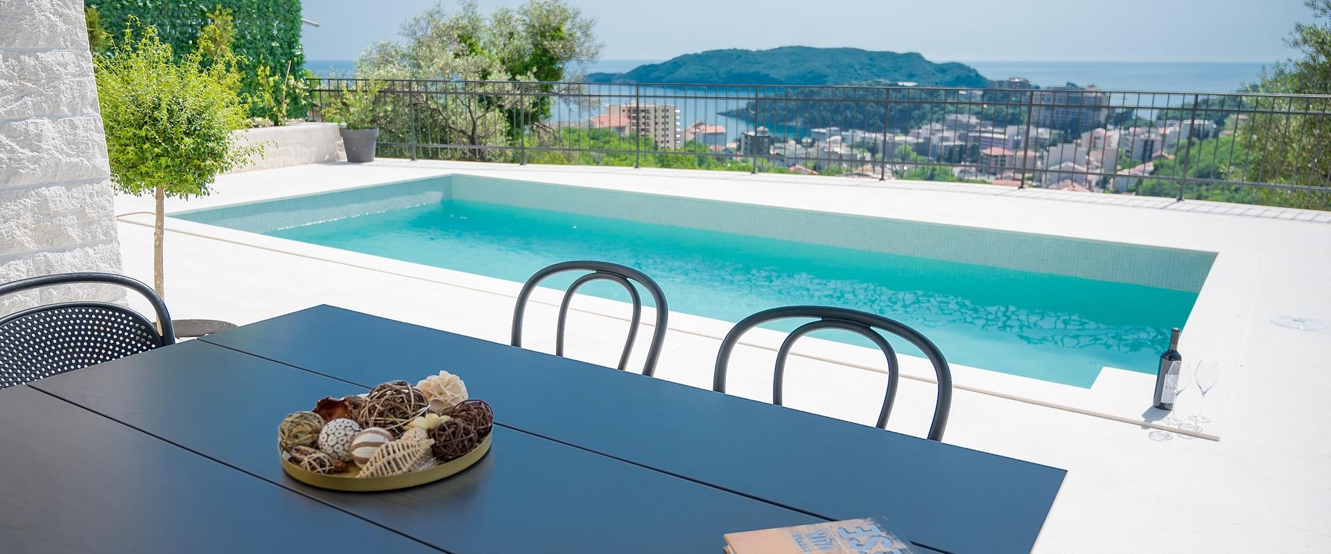 Nova moderna vila sa bazenom u Ivanovicima